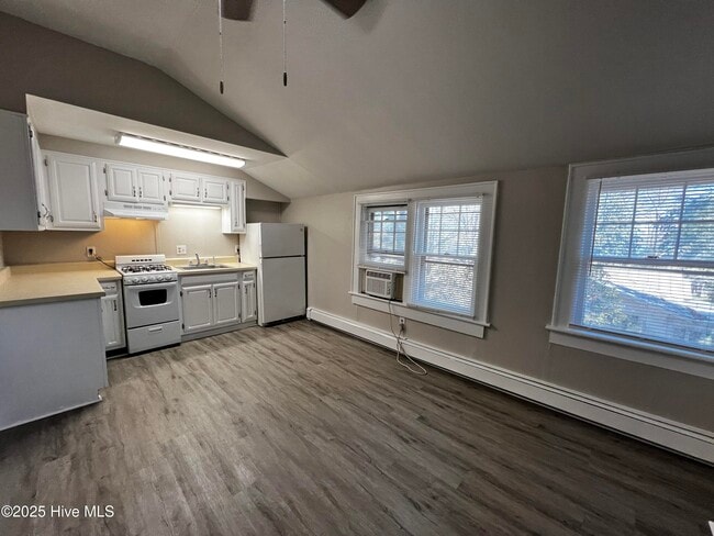 property at 1221 Carolina Ave