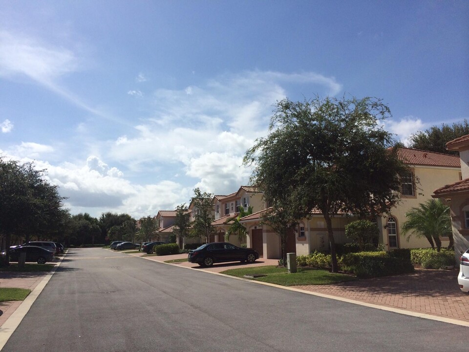 16185 Poppy Seed Cir in Delray Beach, FL - Foto de edificio