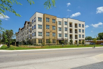 Rio Lofts in San Antonio, TX - Foto de edificio - Building Photo