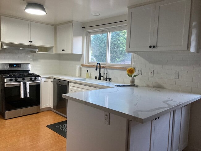 94 Oakleaf Ave in Oak Park, CA - Building Photo - Building Photo