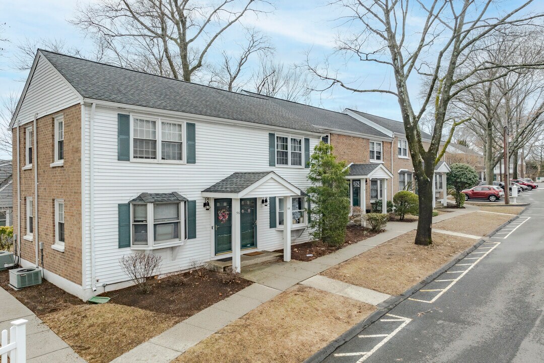 Colonial Gardens Condominiums in Fairfield, CT - Building Photo