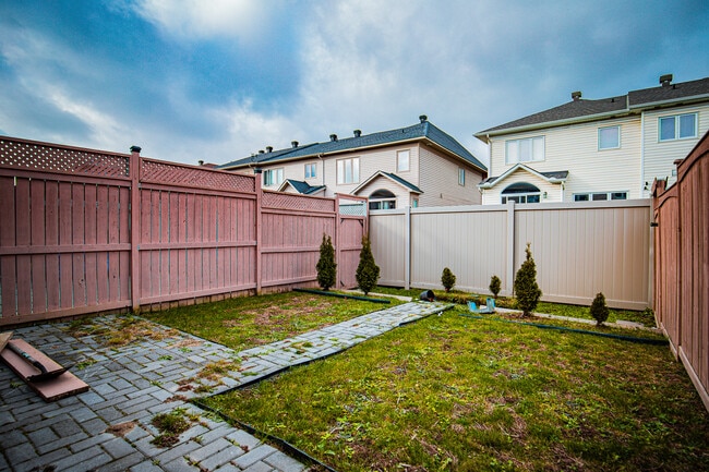 4 bedroom townhome in Barrhaven in Ottawa, ON - Building Photo - Building Photo