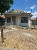 20 W Fremont St in Laredo, TX - Building Photo