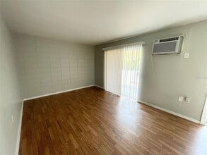 1341 W Point Dr in Cocoa, FL - Foto de edificio - Building Photo