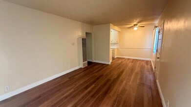 1433 W 84th Pl in Los Angeles, CA - Foto de edificio - Building Photo