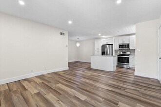 8406 W Sample Rd in Coral Springs, FL - Foto de edificio - Building Photo