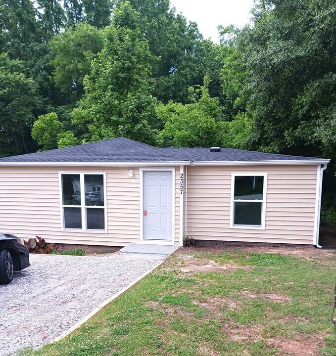 2357 State Rd S-29-395 in Lancaster, SC - Building Photo