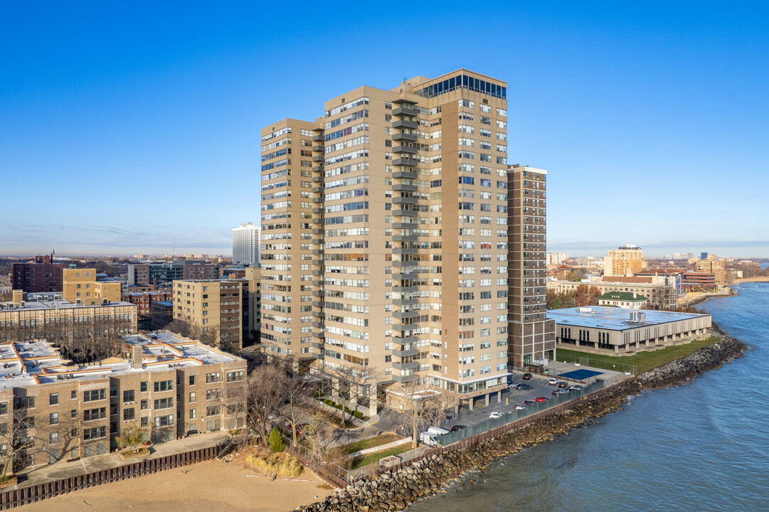 Shoreline Towers Condominiums in Chicago, IL - Building Photo