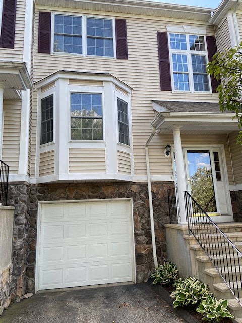 2002 Larson Dr in Danbury, CT - Foto de edificio - Building Photo