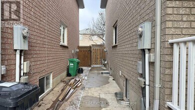 33 Dovesong Dr in Brampton, ON - Building Photo - Building Photo