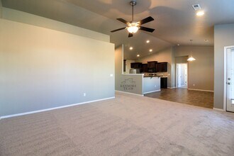 5988 Beechwood St in West Richland, WA - Building Photo - Building Photo