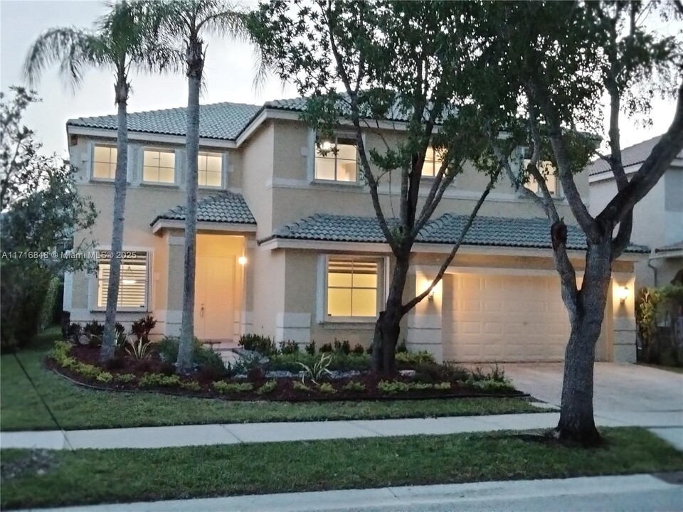 1249 Allamanda Way in Weston, FL - Building Photo