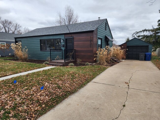 1231 14th St in Bettendorf, IA - Building Photo - Building Photo