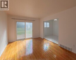 1900 Columbia Ct in Windsor, ON - Building Photo