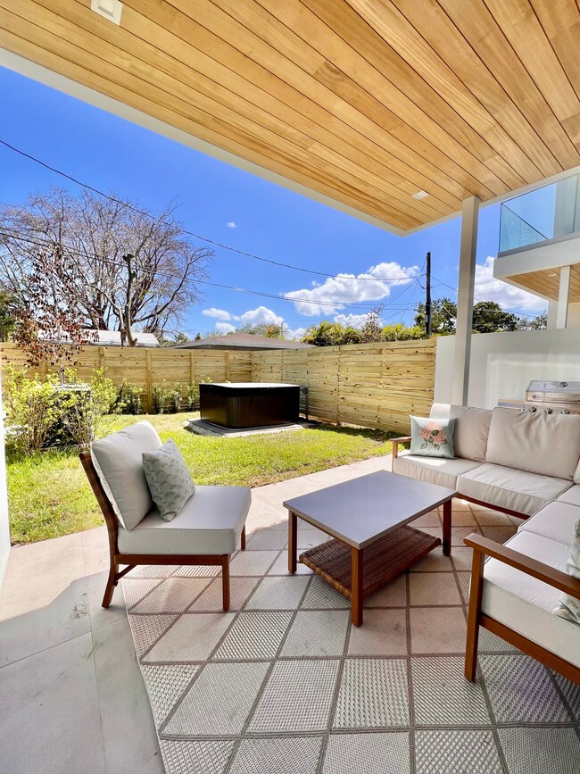 300 SW 7th St, Unit 9-912 in Fort Lauderdale, FL - Building Photo - Building Photo