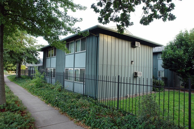 Four Oaks Apartments in Salem, OR - Building Photo - Building Photo