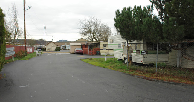 581 NE Alameda Ave in Roseburg, OR - Building Photo - Building Photo