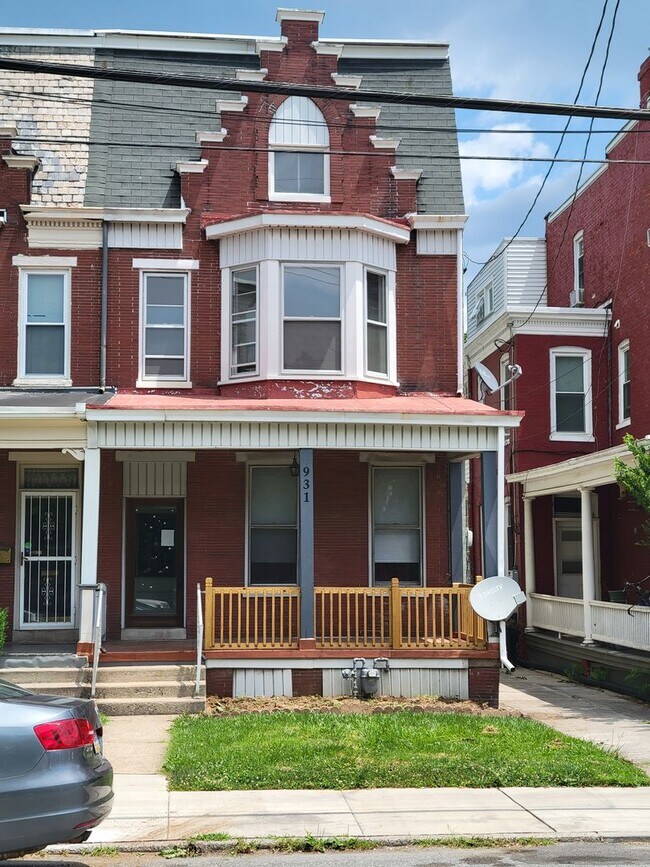 property at 931 S Queen St