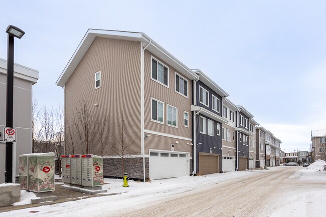 637 Savanna Blvd NE in Calgary, AB - Building Photo - Building Photo