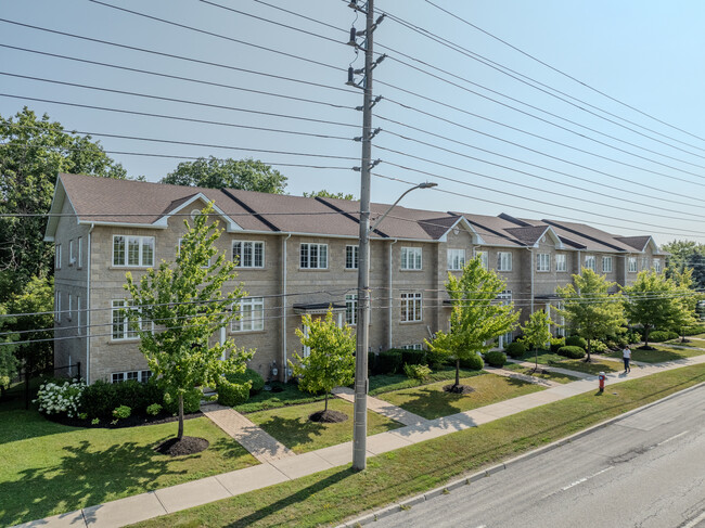 4009 Glen Erin Dr in Mississauga, ON - Building Photo - Building Photo