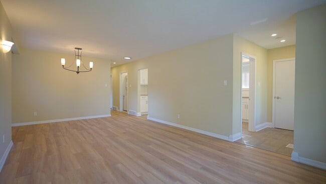 17 Ravenview Dr in Toronto, ON - Building Photo - Building Photo