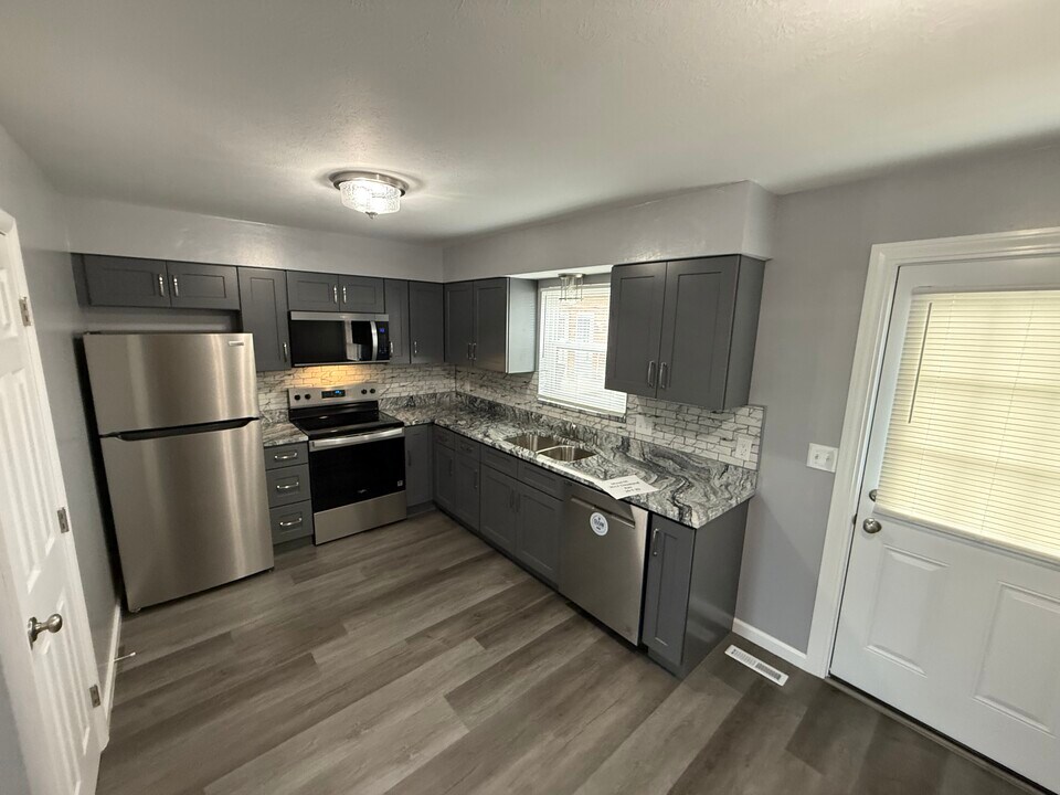3517 Cleveland Ave in Grove City, OH - Building Photo