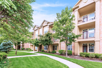 Crowne Chase Apartment Homes in Overland Park, KS - Foto de edificio - Building Photo