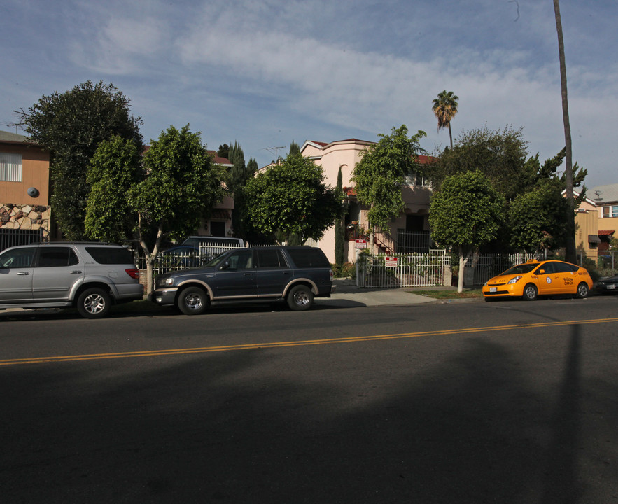 1349 N Hobart Blvd in Los Angeles, CA - Foto de edificio