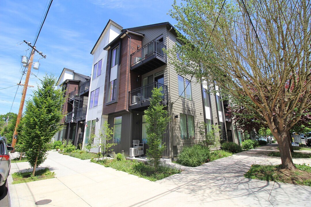 1111 SE Tenino St in Portland, OR - Foto de edificio