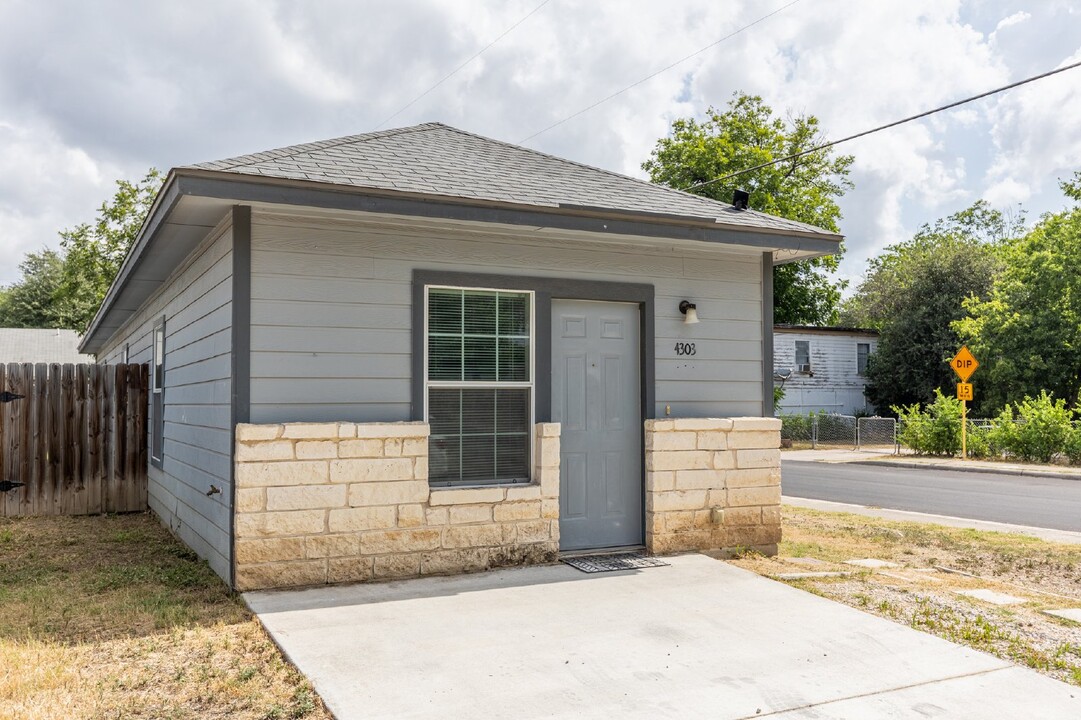 4303 Monterey St in San Antonio, TX - Building Photo