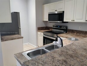 1115 Lucaya Dr in West Palm Beach, FL - Foto de edificio - Building Photo