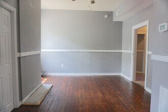 301 W Waldburg St in Savannah, GA - Building Photo - Building Photo