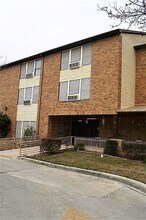 300 Cross Creek in Dilley, TX - Building Photo - Building Photo