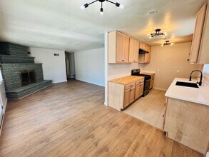 45402 5th St E in Lancaster, CA - Building Photo - Building Photo