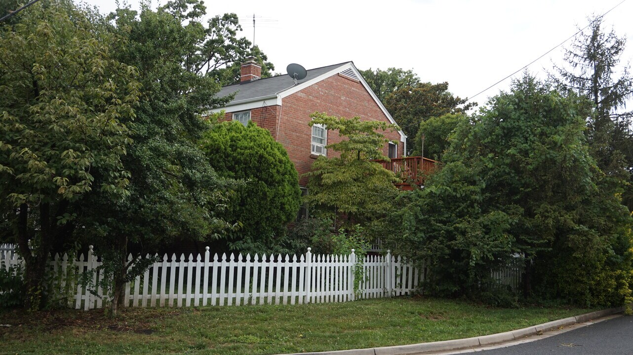 1048 N Danville St, Unit B in Arlington, VA - Building Photo