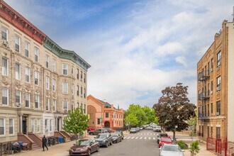 206 Sumpter St in Brooklyn, NY - Foto de edificio - Building Photo