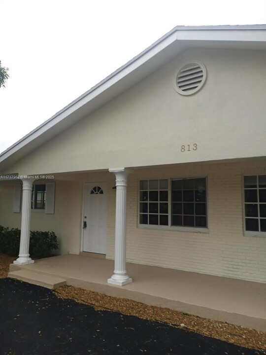 813 SE 4th St in Boynton Beach, FL - Building Photo