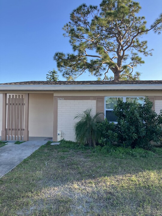 5751 Gallatin Ln in North Port, FL - Building Photo