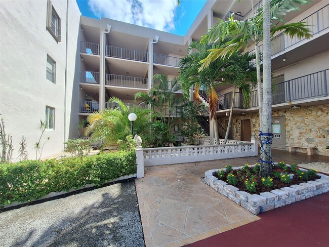 2821 Somerset Dr in Lauderdale Lakes, FL - Building Photo - Building Photo