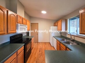 1048 NE Regal Ct in Bremerton, WA - Building Photo - Building Photo