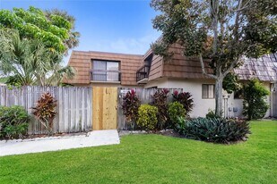 4011 Palm Bay Cir in West Palm Beach, FL - Building Photo