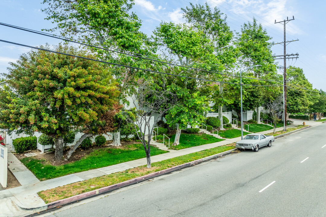 16857 San Fernando Mission Blvd in Granada Hills, CA - Building Photo