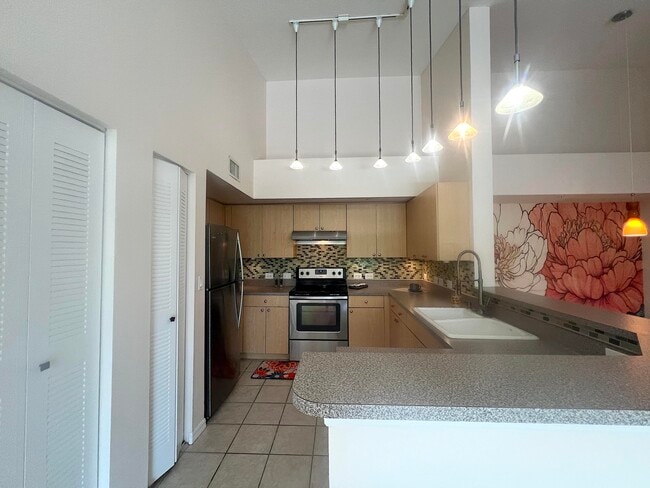 property at 917 Villa Cir