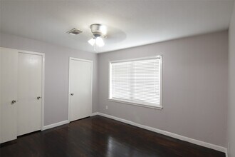 7941 Longridge Dr in Houston, TX - Building Photo - Building Photo