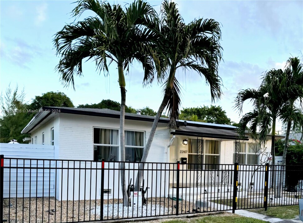 2247 Jackson St in Hollywood, FL - Building Photo