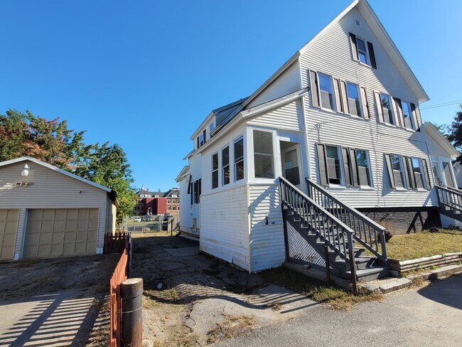 24 Winter St, Unit 24C in Laconia, NH - Foto de edificio - Building Photo