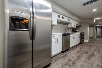 2249 W Taylor St, Unit G in Chicago, IL - Building Photo - Building Photo