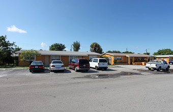140-220 NW 40th St in Oakland Park, FL - Foto de edificio - Building Photo