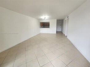 6990 NW 186th St in Hialeah, FL - Foto de edificio - Building Photo