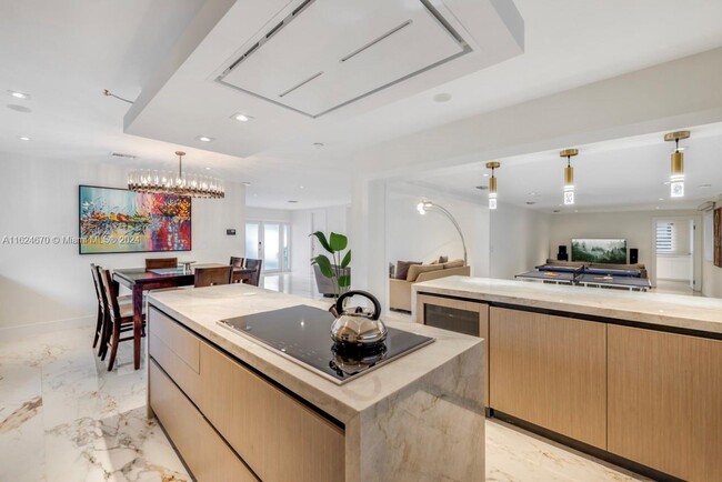 3504 Crystal View Ct in Miami, FL - Building Photo - Building Photo